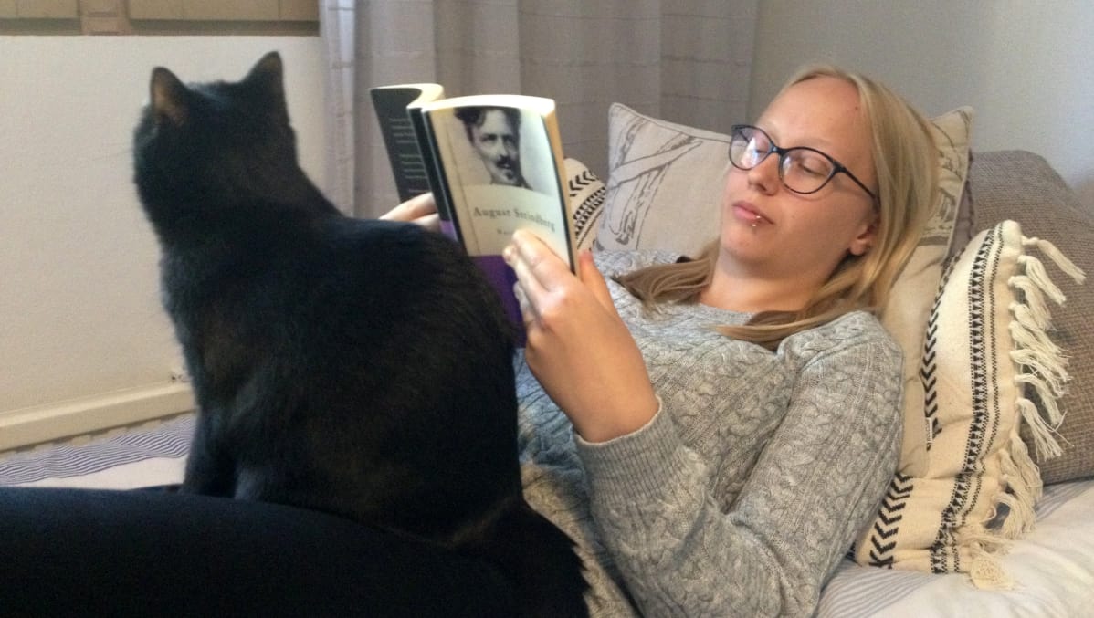 Ilona Olli ja musta kissa hairitsemassa