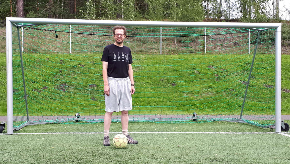 Antti Taipale hoikkana jalkapallomaalin edustalla