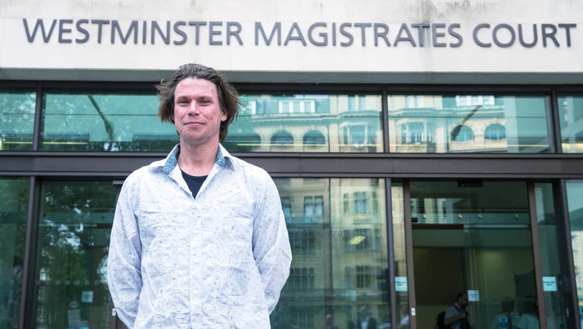 Lauri Love Westminsterin käräjäoikeuden edessä heinäkuussa 2016.
