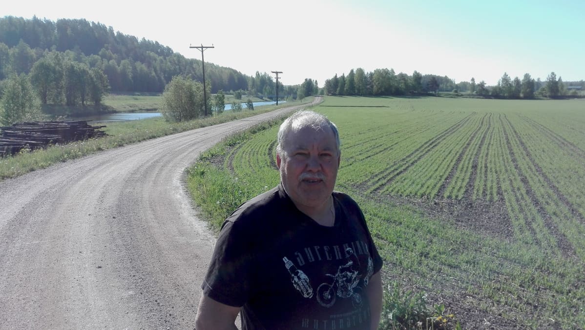 Niilo Rontu pellon laidalla