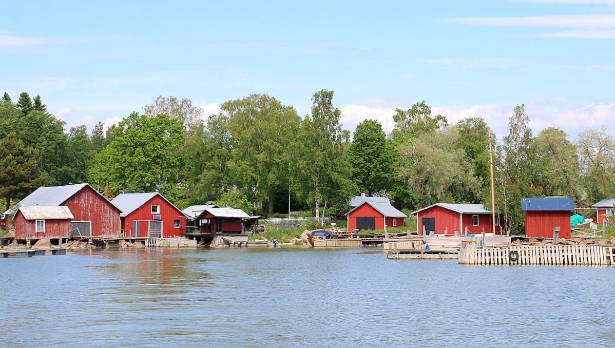 Kaunissaari, rantavajoja ja mökkejä