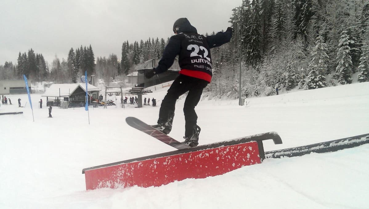 Lumilautailija slopestyle-kisassa Jyväskylän Laajavuoressa.