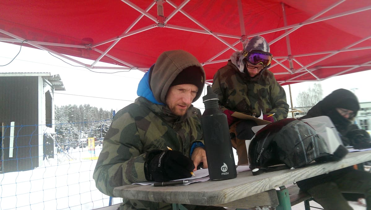 Jussi Räsänen ja Lauri Valonen tuomaroivat slopestylea Laajavuoressa.