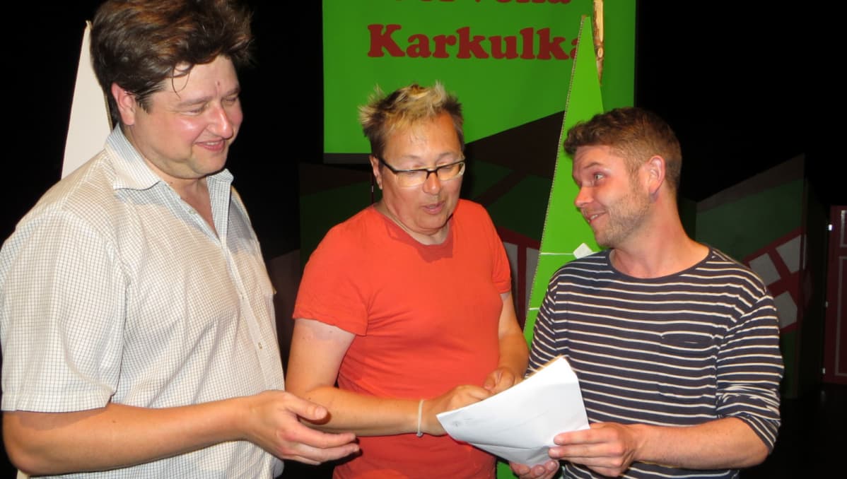 Lastenooppera Punahilkka on täyttä oopperaa lupaavat musiikin sovitanut Matti Makkonen, ohjaaja ville Saukkonen ja puheenkjohtaja Joonas Asikainen.
