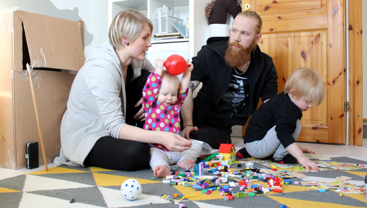 Uimosten perhe leikkimässä legoilla