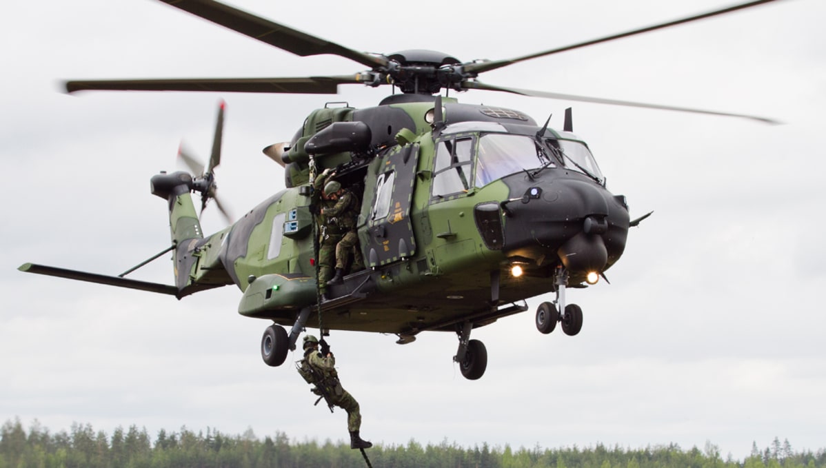 Sotilaat laskeutuvat helikopterista köyttä pitkin
