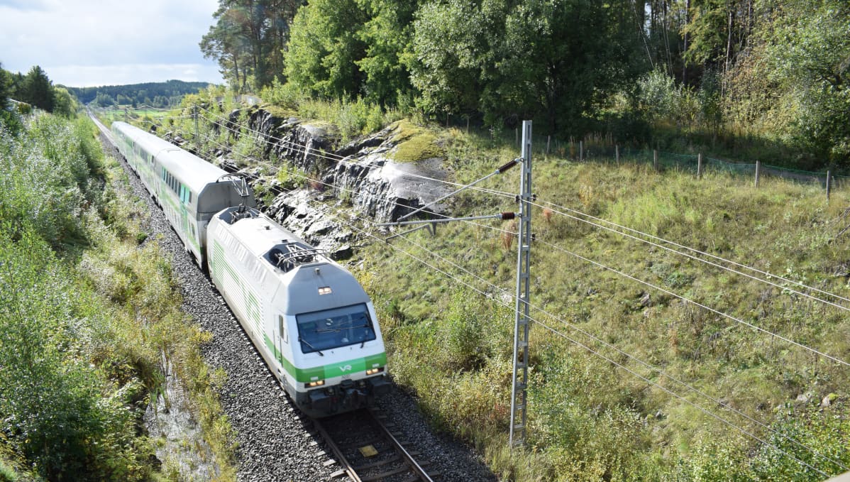 Juna rantaradalla Salon kohdalla