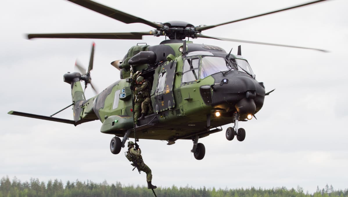 Sotilaat laskeutuvat helikopterista köyttä pitkin