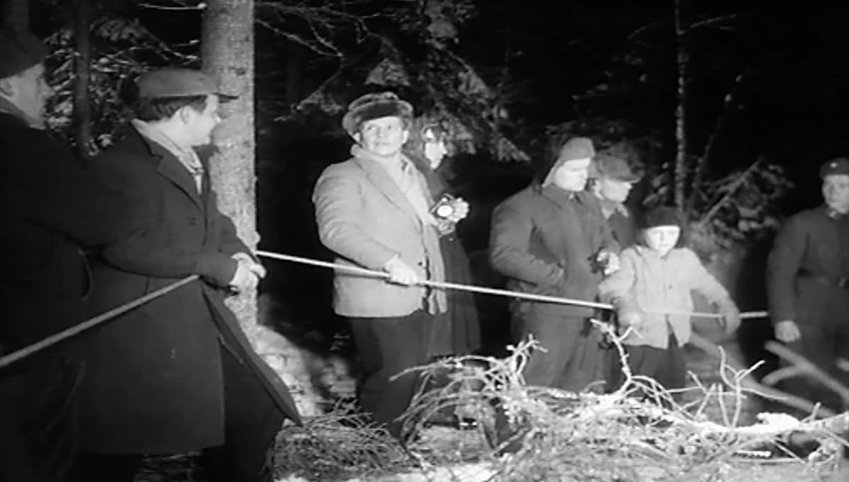 Ihmisiä katsomassa lentokoneen jäännöksiä