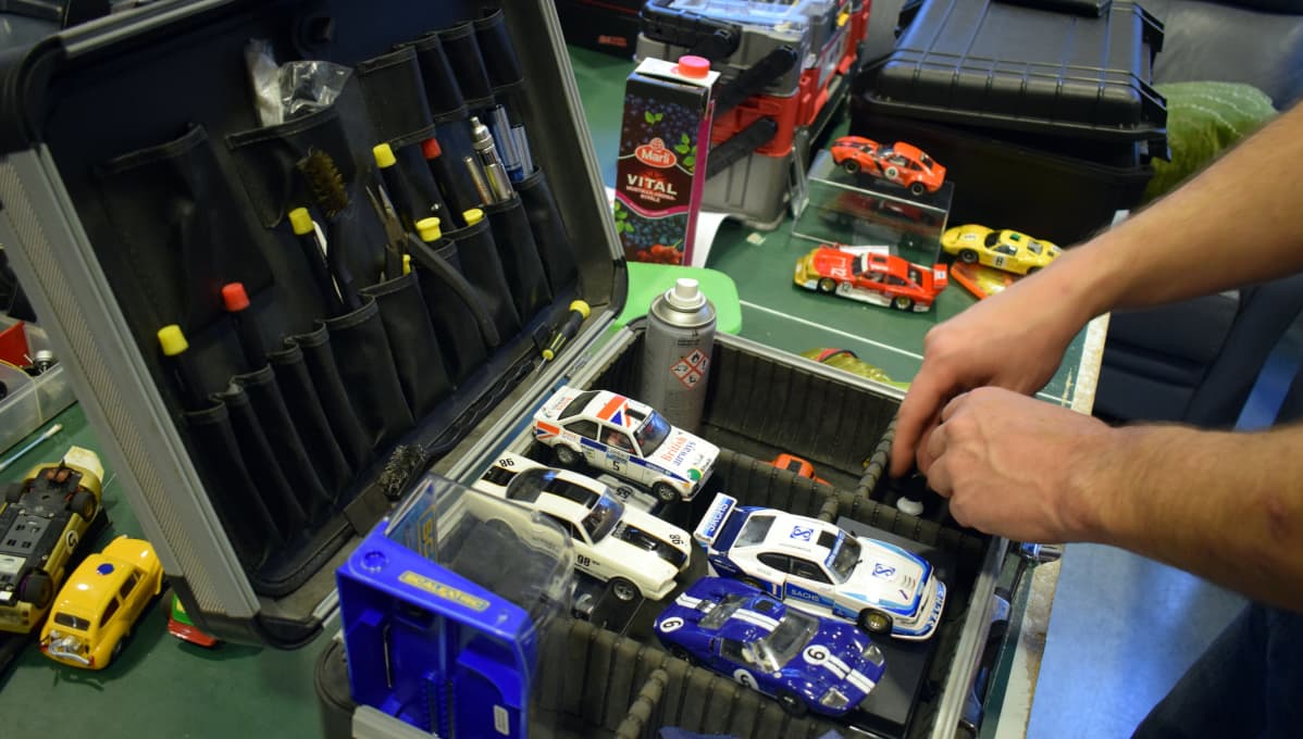 Autoja rakennetaan ja huolletaan.