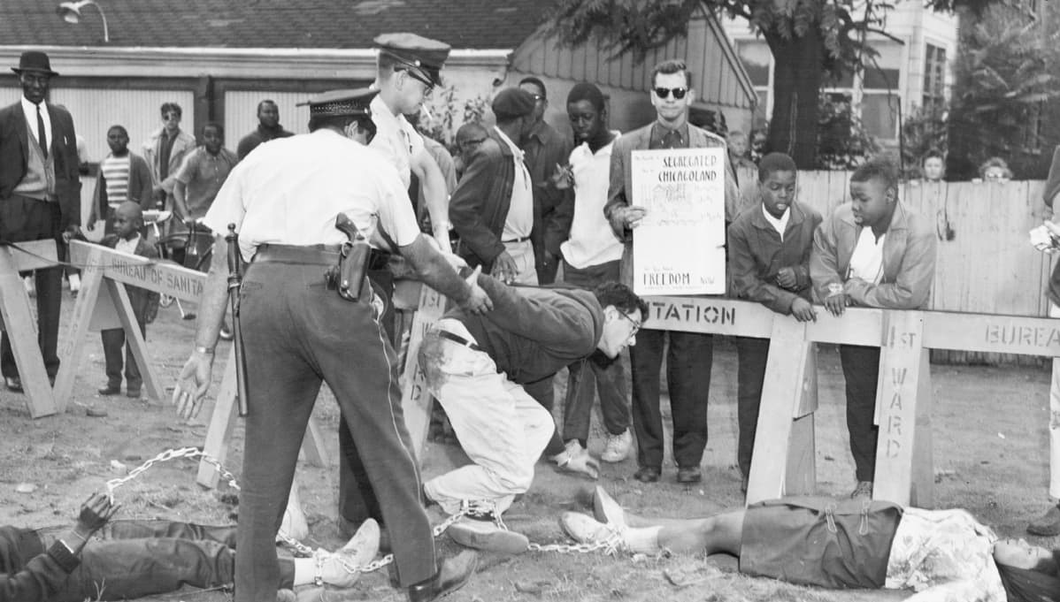 Poliisi pidättää Bernie Sandersin 13.8.1963 Chicagossa mielnosoituksessa, jossa vastutstettiin Englewoodin kaupunginosan rotuerottelevaa koulupolitiikkaa.