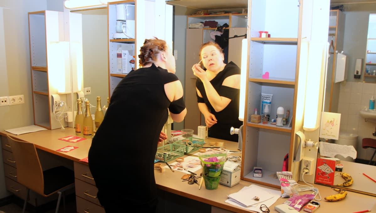 Nayttelijä Anneli Mahlamäki tekee maskia Paha äitipuoli -näytökseen.