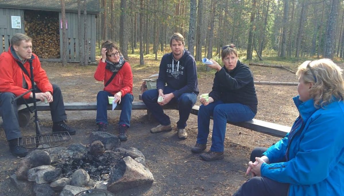 Metsähallituksen, alueen yrittäjien ja kuntien edustajia nuotiopaikalla Kauhaneva-Pohjankankaan kansallispuistossa.