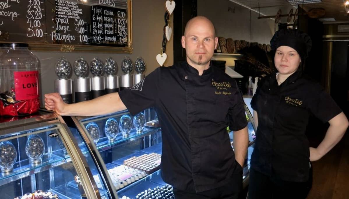 Suklaapuotiyrittäjä Jouko Rajanen ja kondiittori Piia Myllykangas