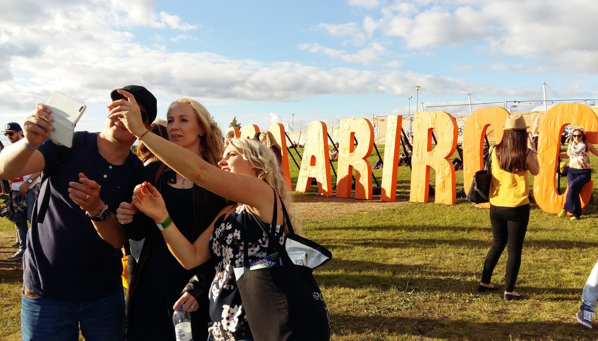 festarivieraita Ilosaarirock-kyltin edessä.