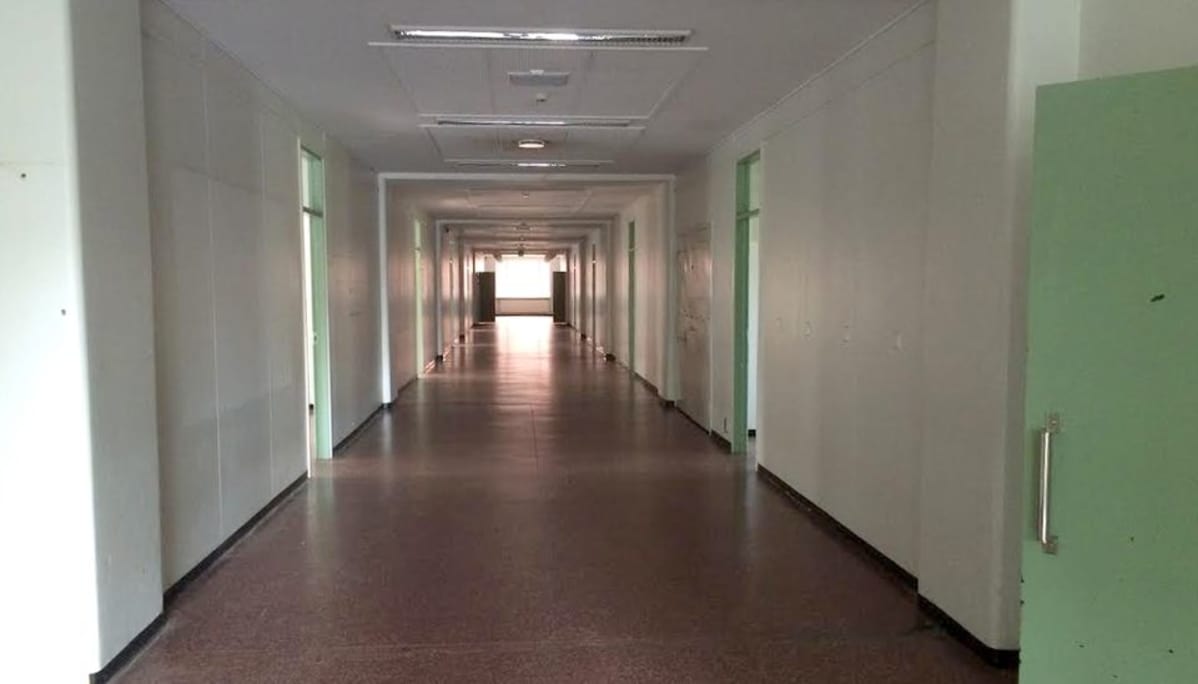 Hennalan kasarmin käytävä.