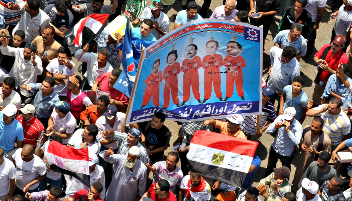 Egyptiläisten mielenosoittajien julisteessa ovat Syyrian presidentin Bashar al-Assadin, Libyan Muammar Gaddafin, Jemenin Ali Abdullah Salehin, Egyptin entisen presidentin pojan Gamal Mubarakin ja Egyptin entisen presidentin Hosni Mubarakin kuvat.