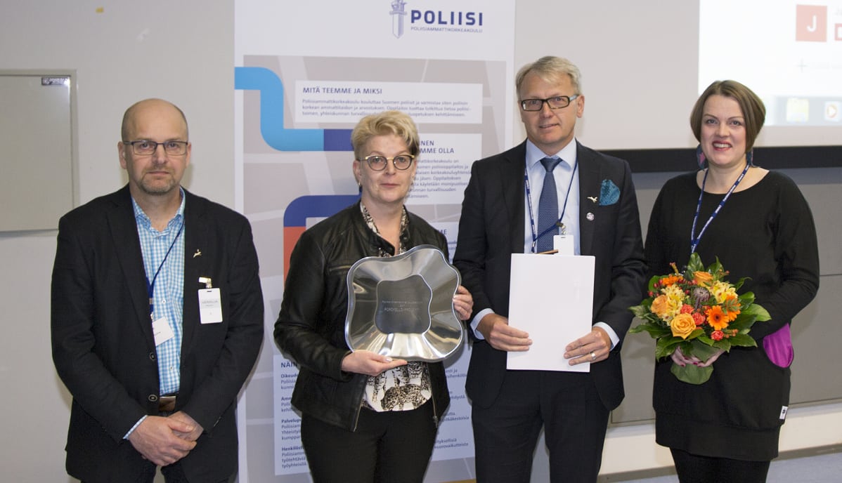 Palkitut vasemmalta: Porokellon keksijä Ahti Lahtela Paikkatieto Onlinestä sekä Lapin ELY-keskuksesta liikenneturvallisuusinsinööri Merja Lämsä, ylijohtaja Jaakko Ylinampa ja Porokello-projektin projektipäällikkö Maria Timo-Huhtala.