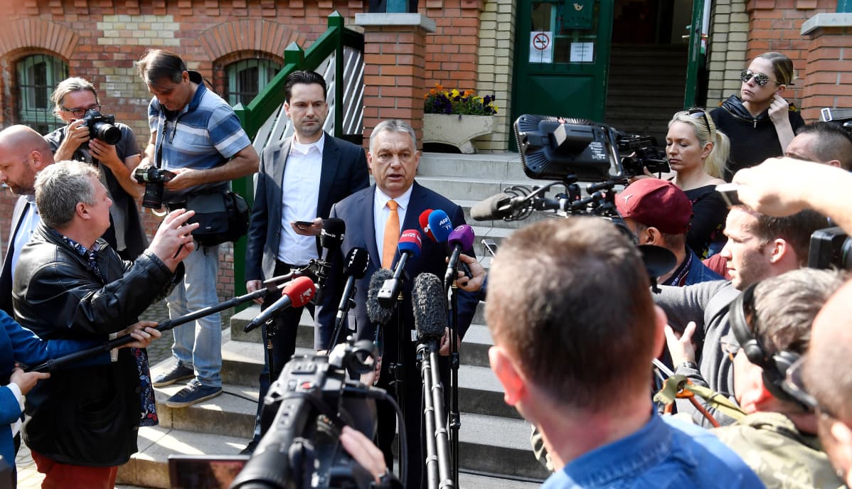 Unkarin pääministeri Viktor Orbán puhui lehdistölle sunnuntaina käytyään äänestämässä eurovaaleissa.