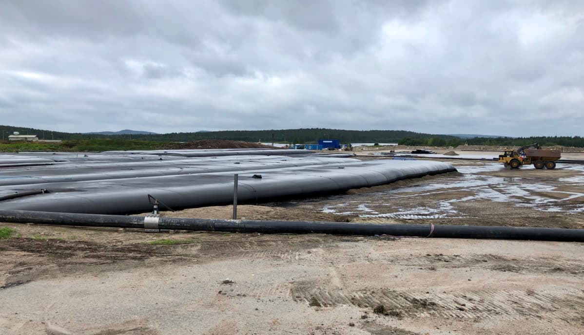 Stora Enson Kemijärven entisen sellutehtaan jäteliete pupmataan kuivumaan geotuubeiksi kutsuttuihin jättimäisiin säkkeihin. Kemijärvi 21.8.2019