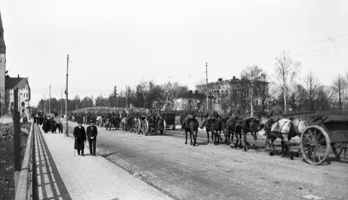 Saksalaiset sotilaat lähtevät Helsingistä.