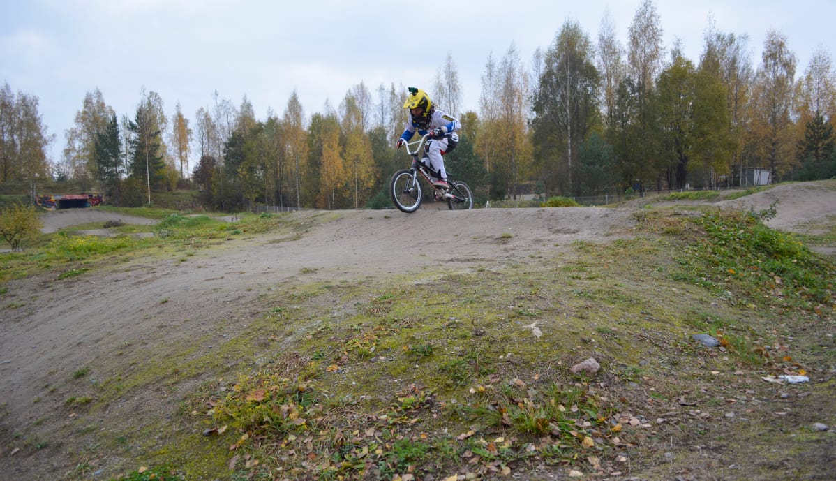 Outi Leinonen ajaa bmx racingia radalla.