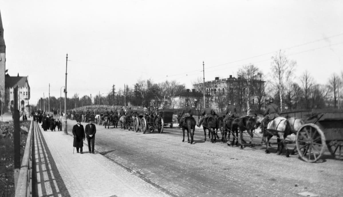 Saksalaiset sotilaat lähtevät Helsingistä.