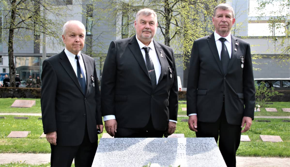 Seppo Maukonen, Hannu Talonpoika ja Matti Tammi tuntemattomien vainajien muistomerkillä