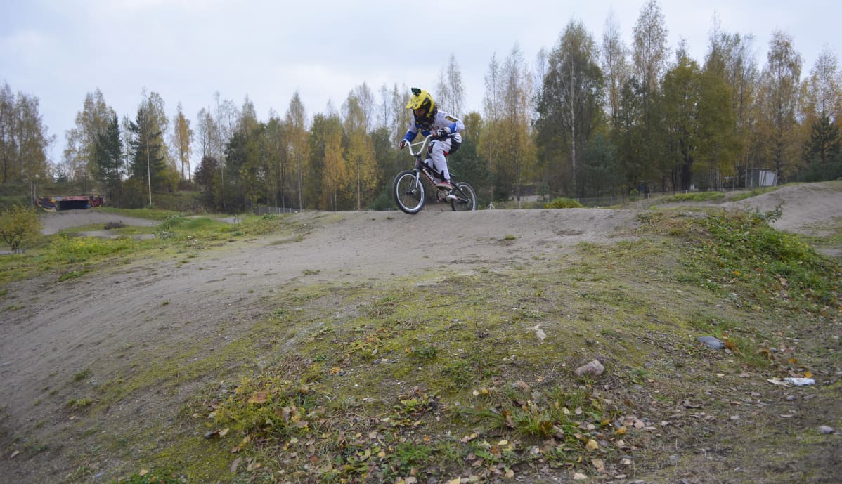 Outi Leinonen ajaa bmx racingia radalla.