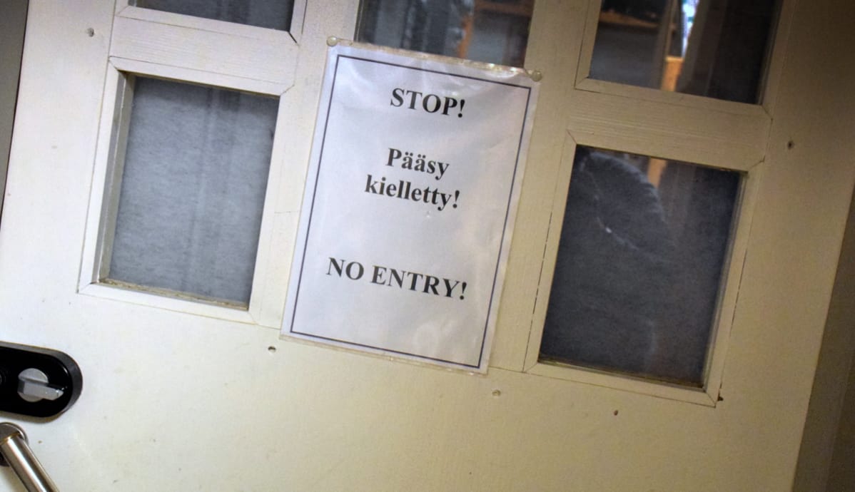 Valkoinen ovi jossa on lappu ja siinä lukee että Stop Pääsy kielletty