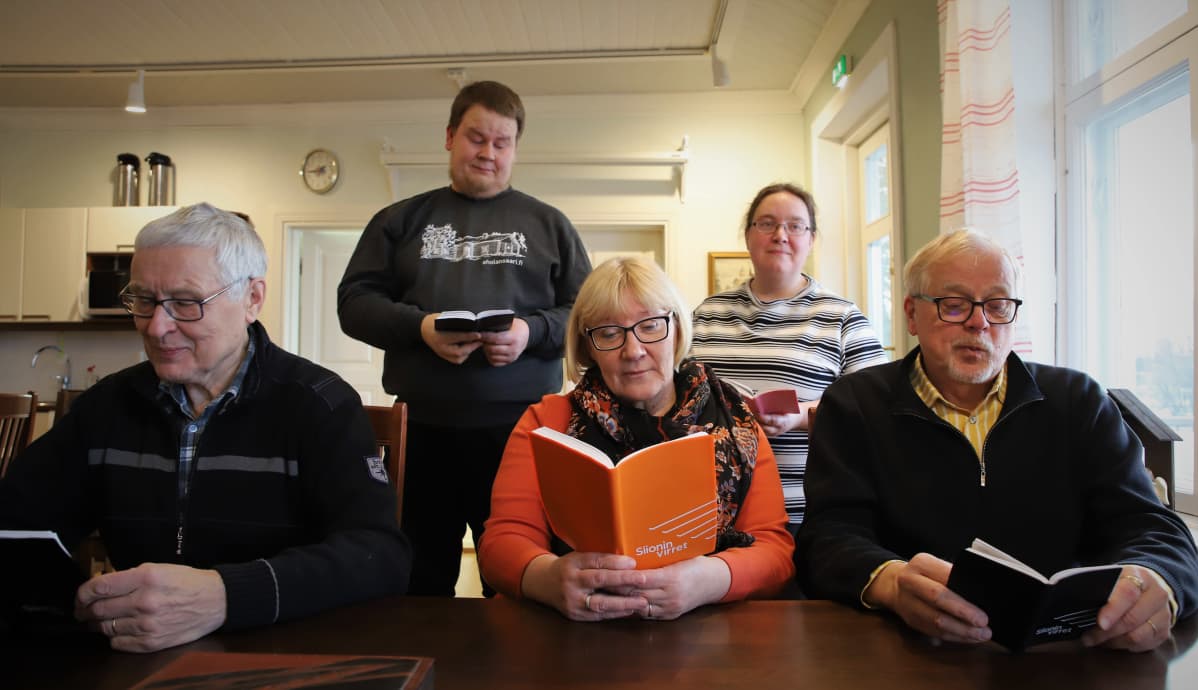 Heikki Keisala, Maiju Lemettinen, Pentti Lemettinen, Hanna Tuura ja Kalle Hiltunen laulamassa Siionin virsiä