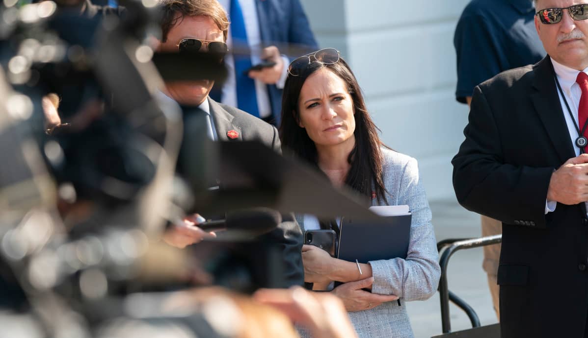 Valkoisen talon lehdistöpäällikkö Stephanie Grisham kuuntelee Yhdysvaltojen presidentin Donald Trumpin puhetta elokuussa 2019.