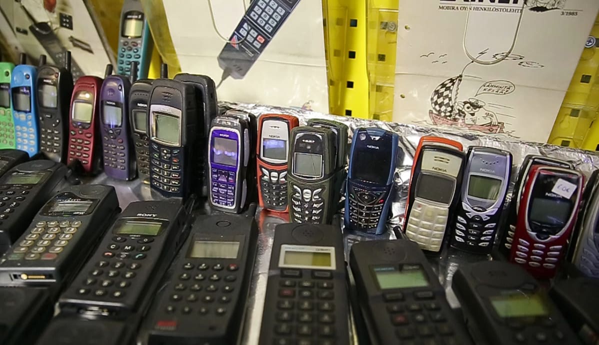 Nokian matkapuhelimia Mika Ollilan kokoelmassa.
