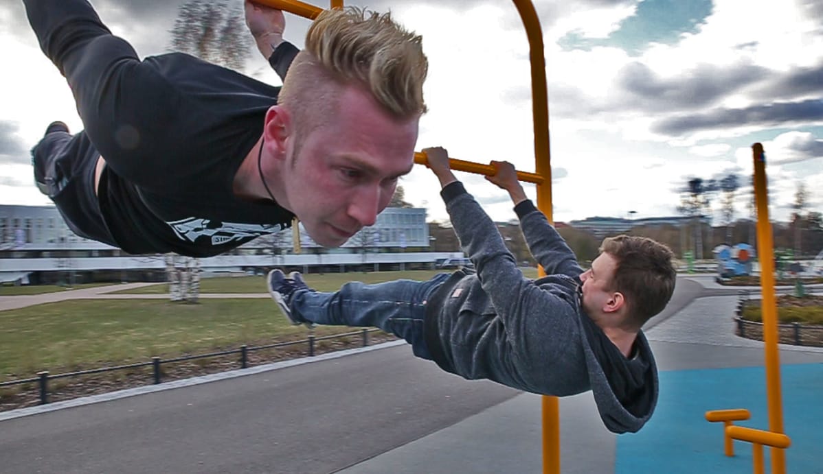 Kaksi miestä rekillä, toinen taka- ja toinen etuvaa'assa.