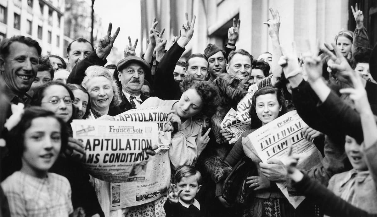 Ranskalaiset juhlivat Saksan antautumista 8.5.1945.