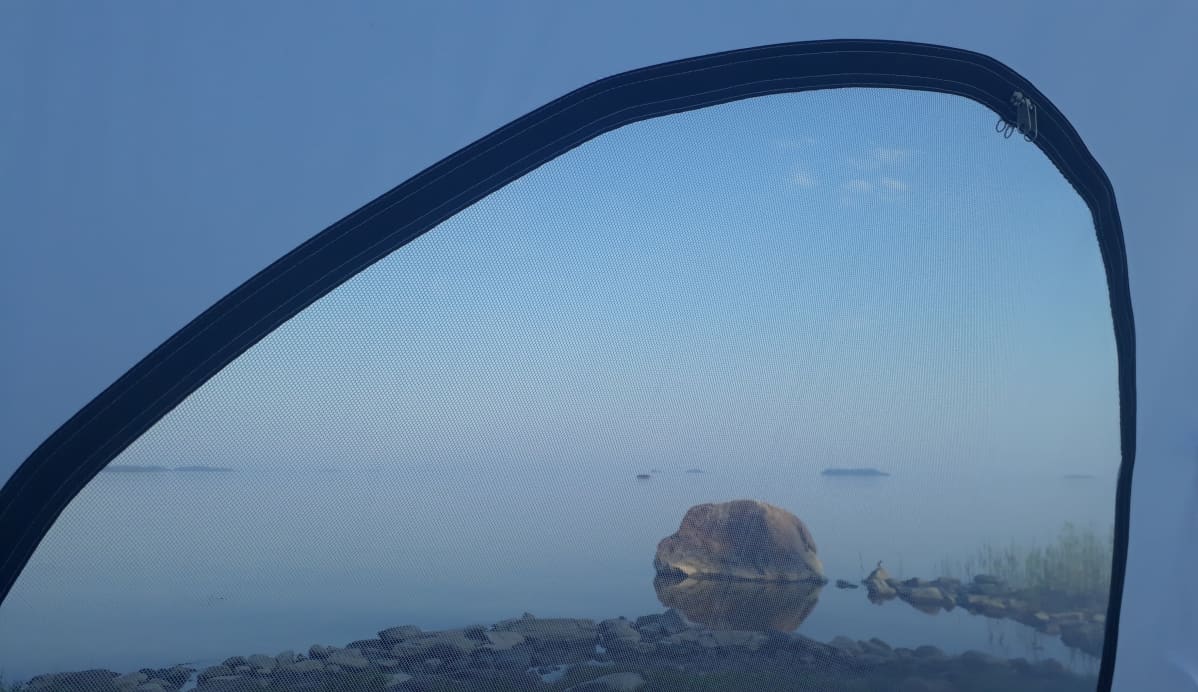 Maisema teltan ovelta.