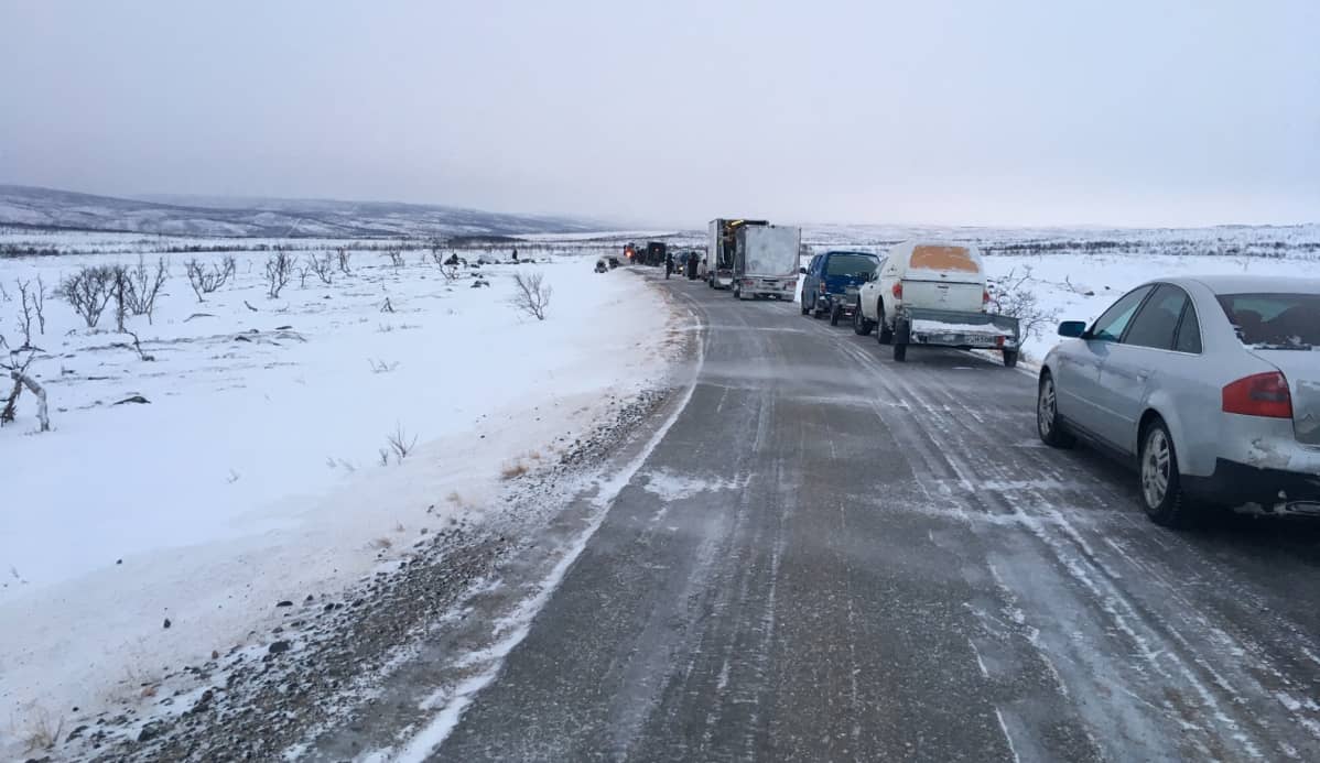 Kaamos-ráiddu govvemiid áigge Buolbmatjávrri geaidnoguorat ledje dievva biillain.