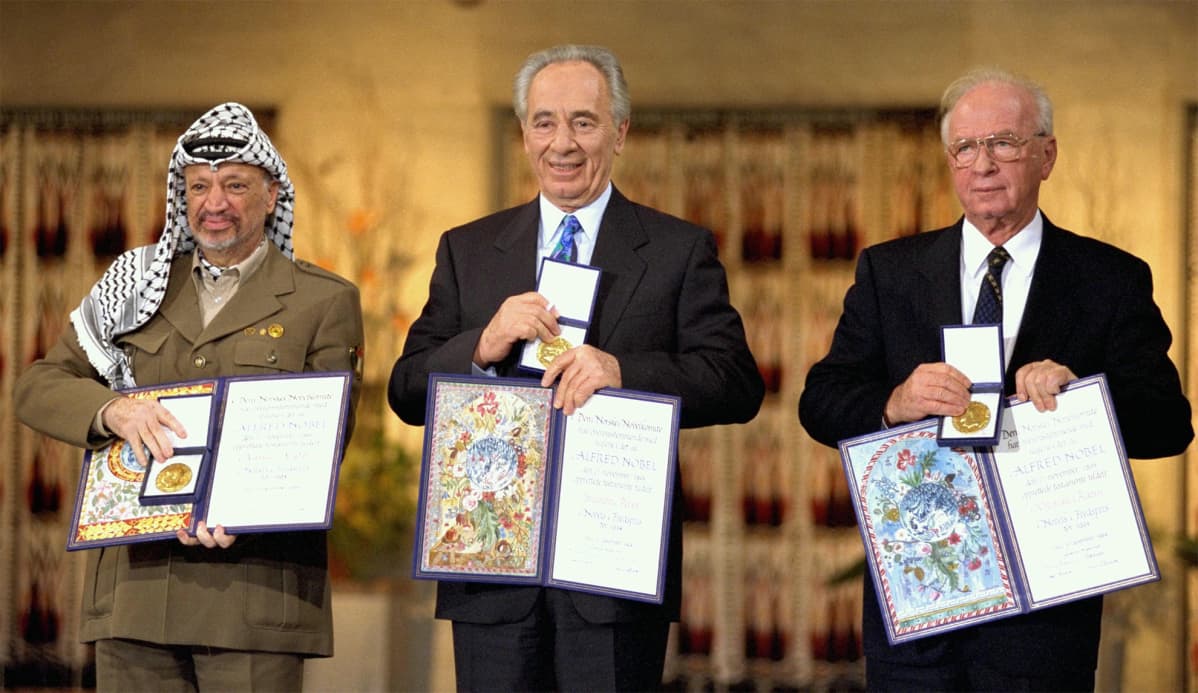 Jasser Arafat, Shimon Perez ja Jitzhak Rabin saivat Nobelin rauhanpalkinnon vuonna 1994.