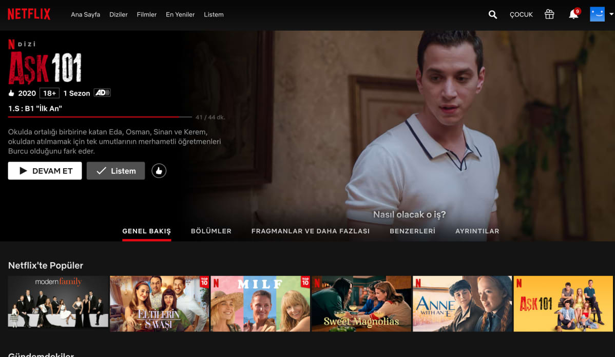Kuvakaappaus Netflix-suoratoistopalvelun nettisivulta. Sivulla on kuvia eri sarjoista ja elokuvista. Suurimmassa kuvassa on turkkilainen lukiolaispoika.