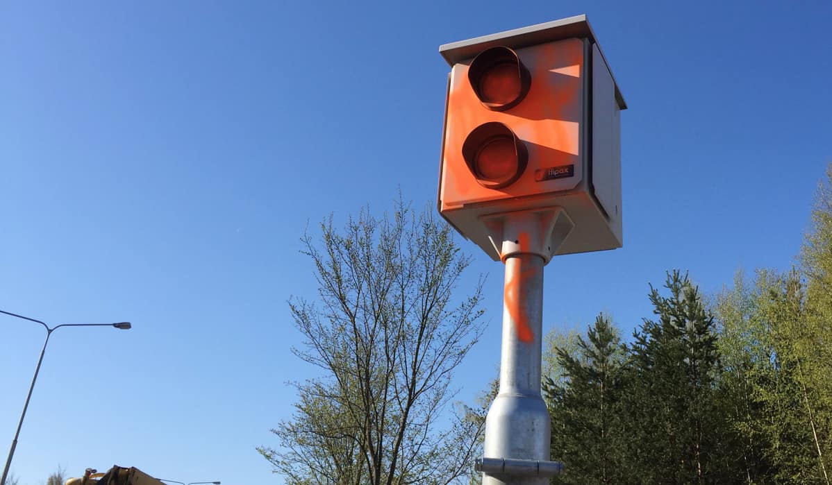 Oranssilla maalilla töhritty nopeusvalvontakamera.