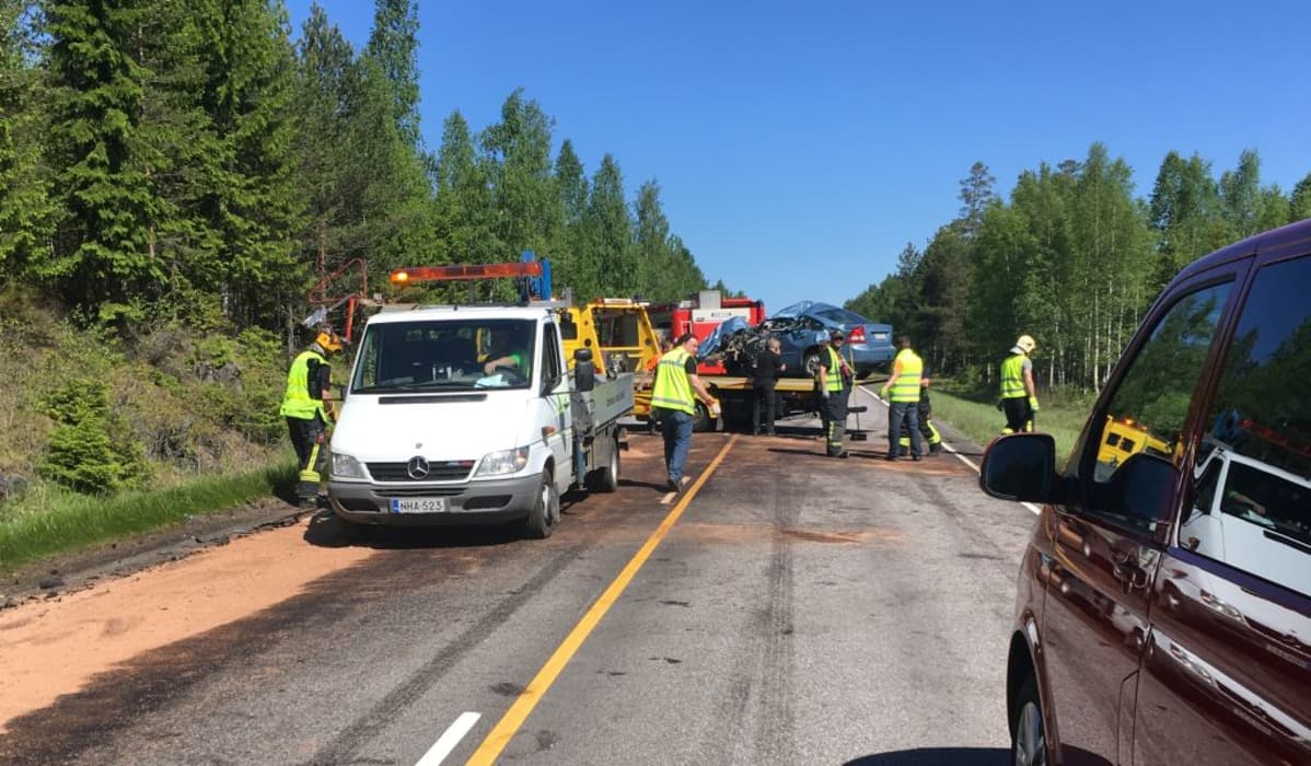 Onnettomuus kasitiellä auto yksi henkilö kuoli kuolonkolari