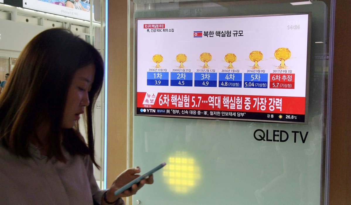 Televisionäyttö Soulissa, Etelä-Koreassa 3. syyskuuta, jolla grafiikkaa Pohjois-Korean tekemistä ydinkokeista.