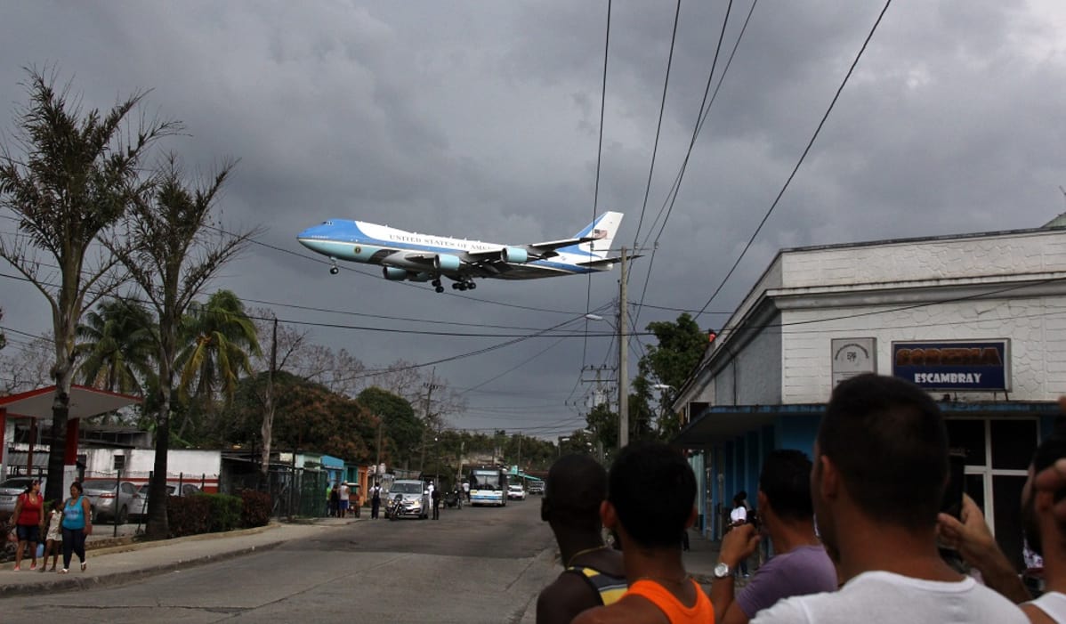Yhdysvaltain presidentin Air Force One -lentokone lentää matalalla Havannan ylitse lähestyessään kaupungin lentokenttää.