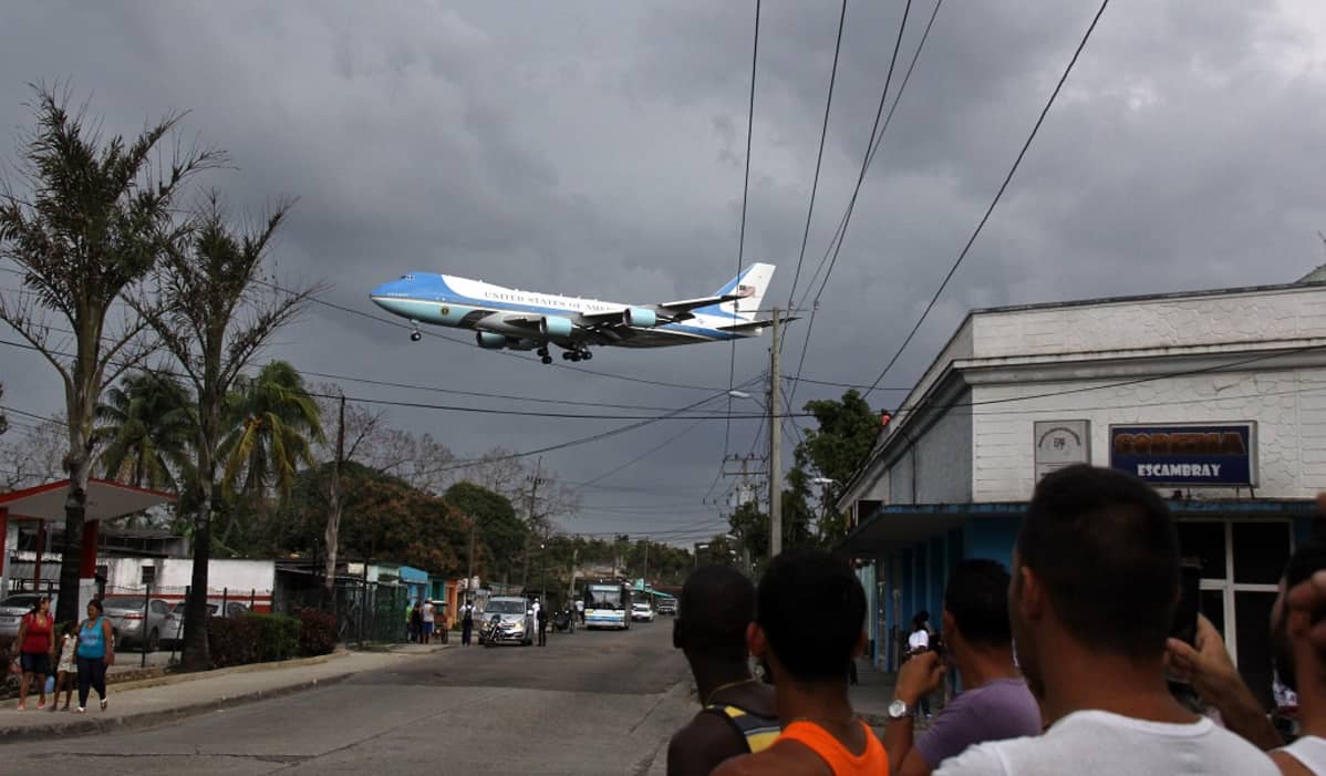 Yhdysvaltain presidentin Air Force One -lentokone lentää matalalla Havannan ylitse lähestyessään kaupungin lentokenttää.