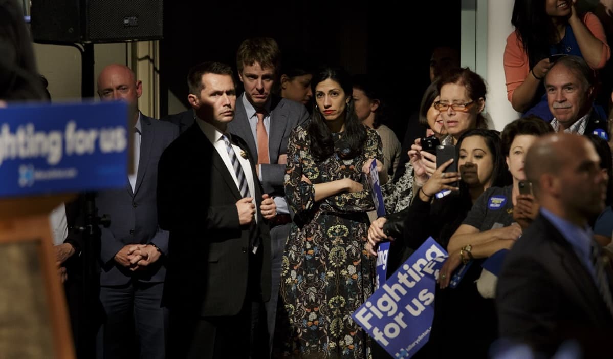 Huma Abedin kampanjaväen seassa.