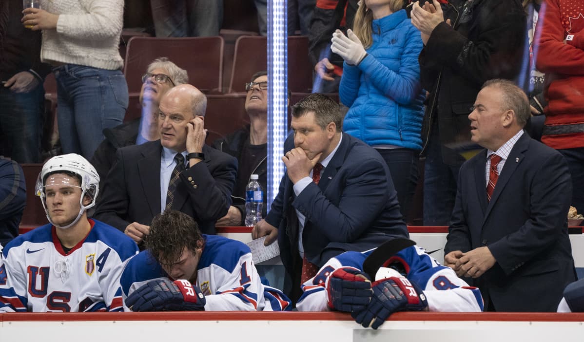 Mike Hastings, USA:n päävalmentaja vaihtoaitiossa.