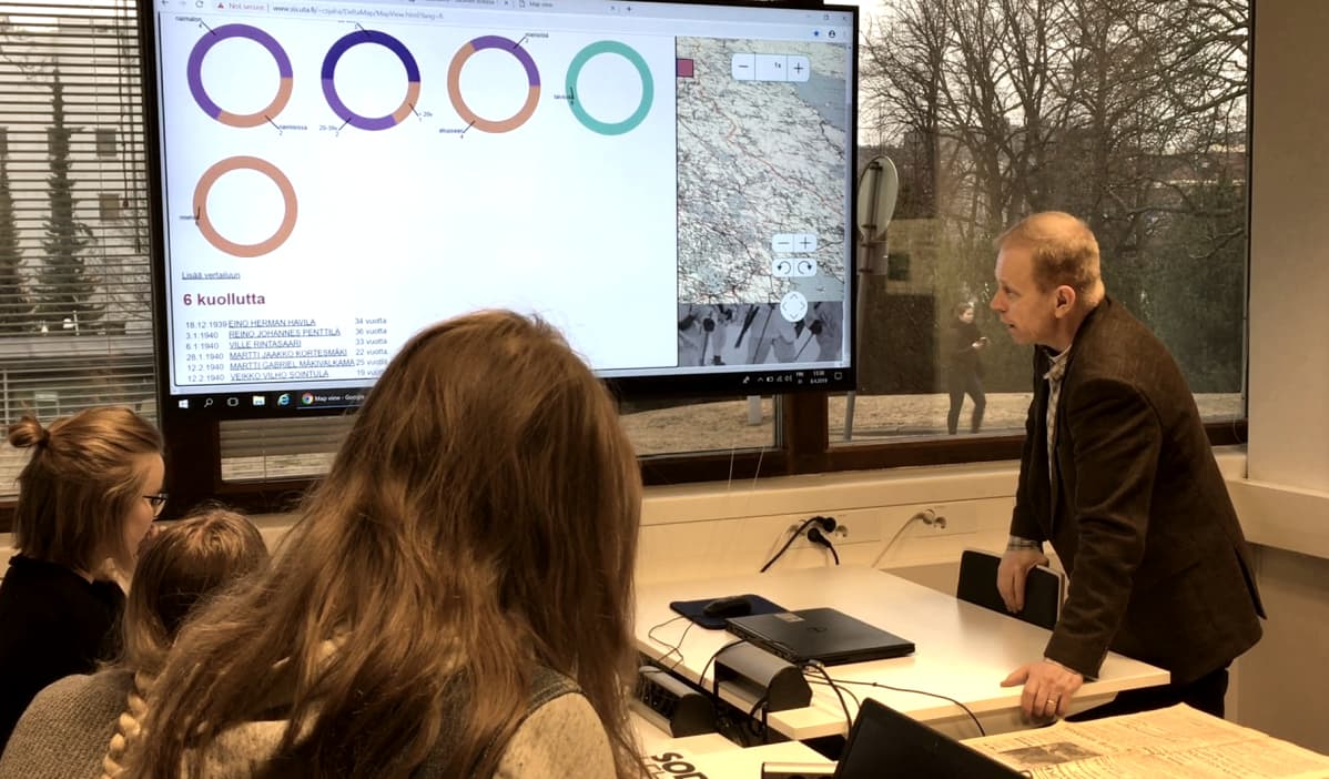 Historian opettaja Juha Heinonen opastaa oppilaita.