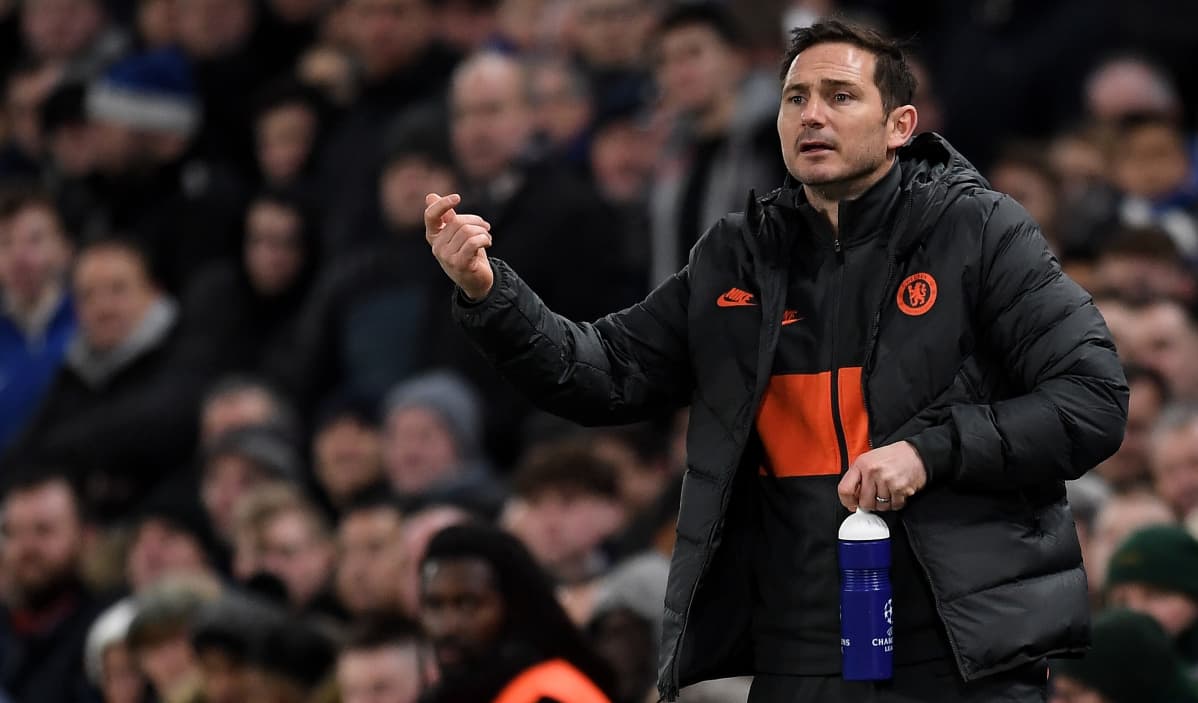 Frank Lampard kentän laidalla.