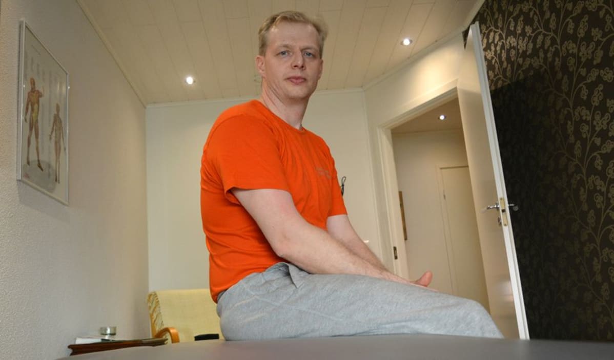 Jani Haataja istuu hoitopöydällä.