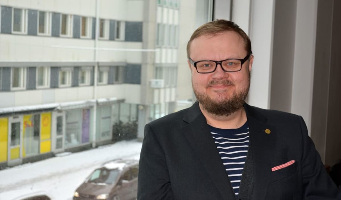Petri Rajaniemi seisoo ikkunan edessä.